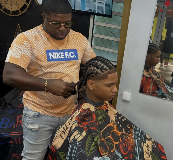 Intérieur du salon S.DY BARBER à Basse-Terre